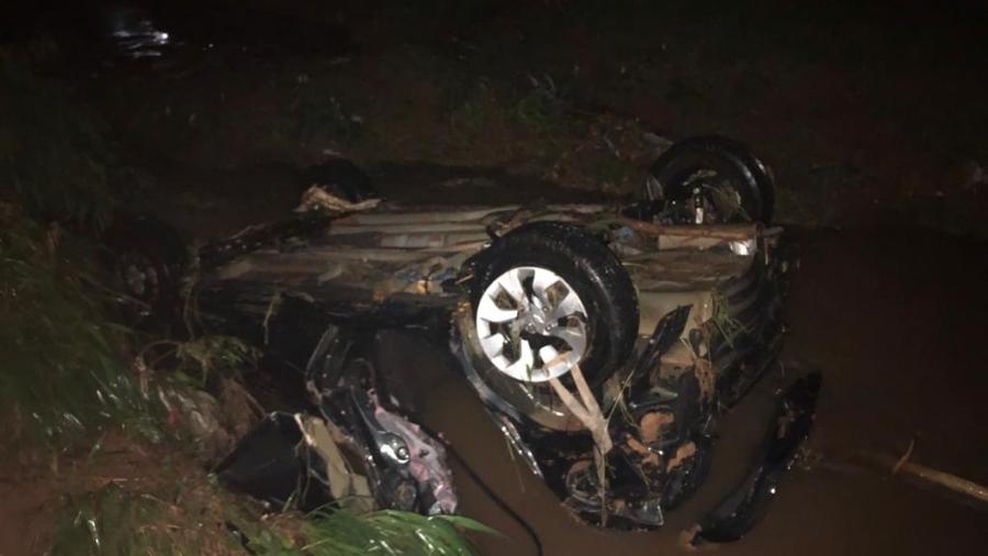 Carro caiu em córrego após ser levado pelas águas em Sete Lagoas (MG) - Divulgação/Corpo de Bombeiros 
