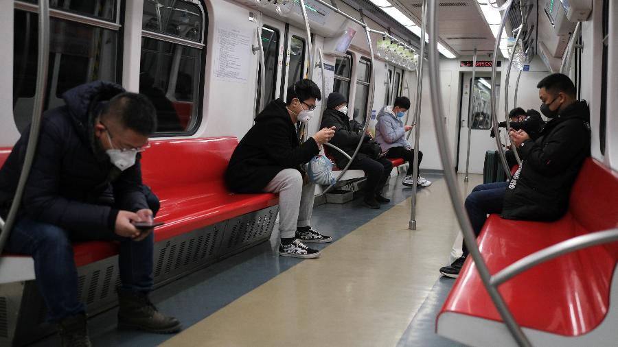 26.jan.2020 - Usuários do metrô de Pequim, na China, usam máscaras; país enfrenta surto de coronavírus - Carlos Garcia Rawlins/Reuters
