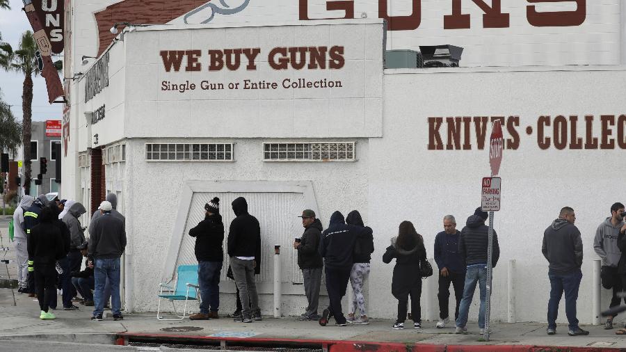 15.mar.2020 - Pessoas foram filas para comprar armas em Culver City, na Califórnia - Patric T. Fallon/Reuters