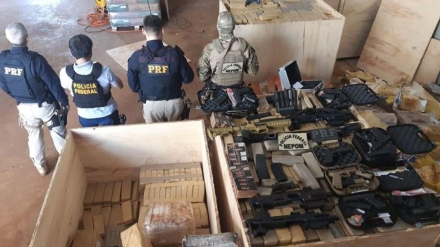 PF e PRF apreendem fuzis, pistolas e toneladas de maconha em depósito no Paraná - divulgação/Polícia Federal