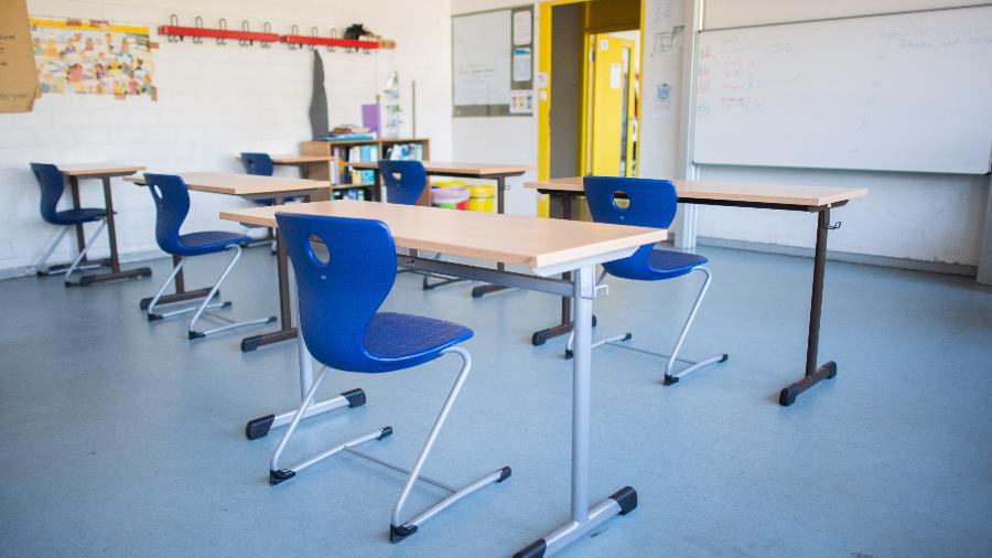 Sala de aula vazia na Europa durante pandemia do novo coronavírus - Julian Stratenschulte/picture alliance via Getty Images