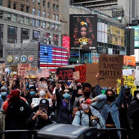 Manifestantes protestam em Nova York contra morte de George Floyd, vítima de violência policial em Mineápolis, nos Estados Unidos - Mike Segar/Reuters