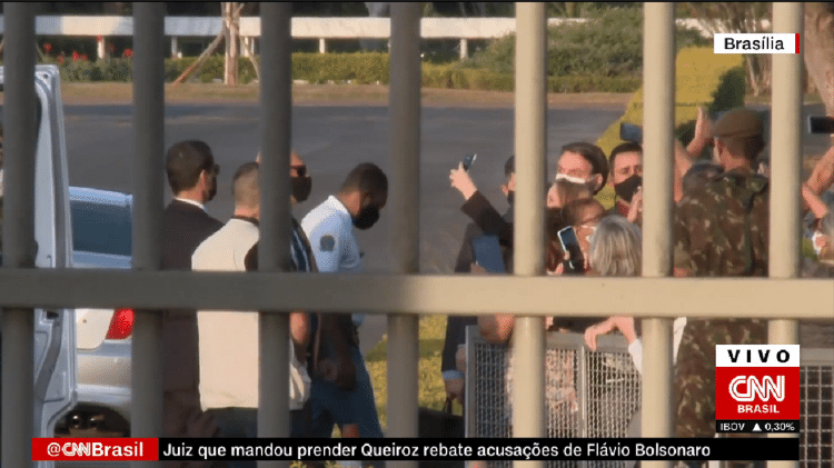 19.06.2020 - President Jair Bolsonaro (sem partido) fala com apoiadores pela primeira vez desde a prisão de Fabrício Queiroz - Reprodução/CNN - Reprodução/CNN