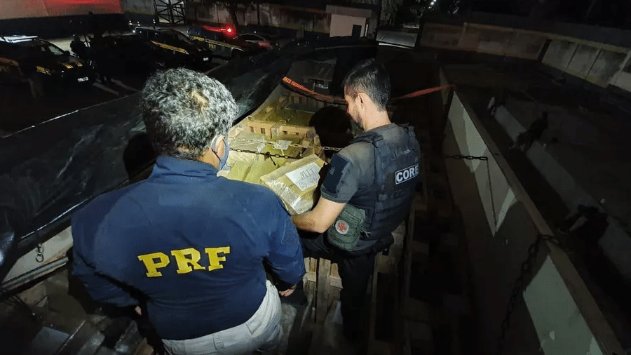 02.jul.2020 - Carga apreendida por gentes da PRF e da Polícia Civil do Rio de Janeiro com mais de 6 toneladas de maconha - Divulgação/PRF