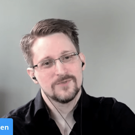 Julian Assange Edward Snowden Comemora Rejeicao De Extradicao
