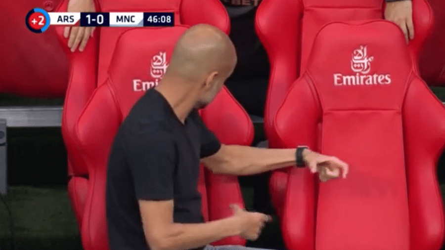 Pep Guardiola foi flagrado "conversando" com cadeira durante o jogo contra o Arsenal, pela semi final da Copa da Inglaterra - Reprodução