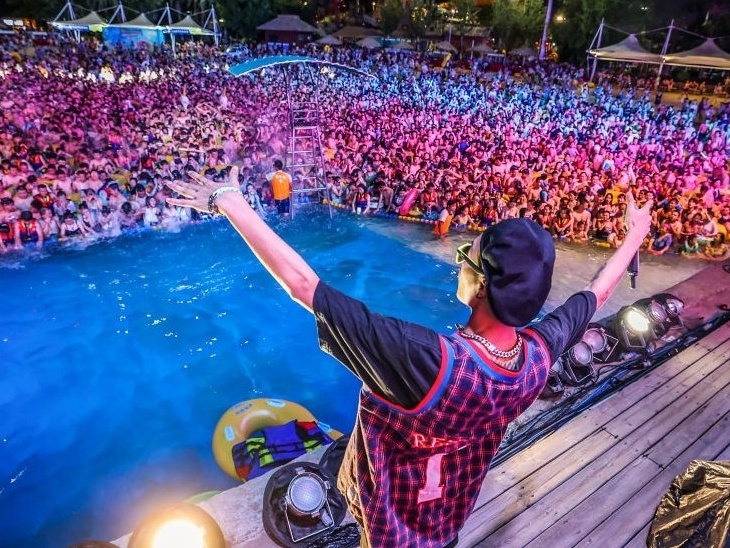 Pandemia: Wuhan foi de ruas desertas a raves em piscinas lotadas