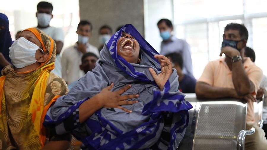 Mulher se desespera após explosão, vazamento de gás debaixo da mesquita pode ter motivado as explosões - Salim/AFP