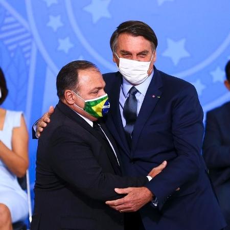 16.set.2020 - Eduardo Pazuello é abraçado por Jair Bolsonaro durante sua posse na Saúde - Marcelo Camargo/Agência Brasil