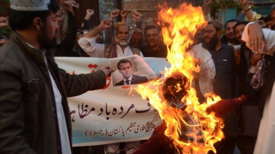 Bandeiras francesas, retratos e imagens de Macron foram queimados em protestos em todo o mundo islâmico - EPA