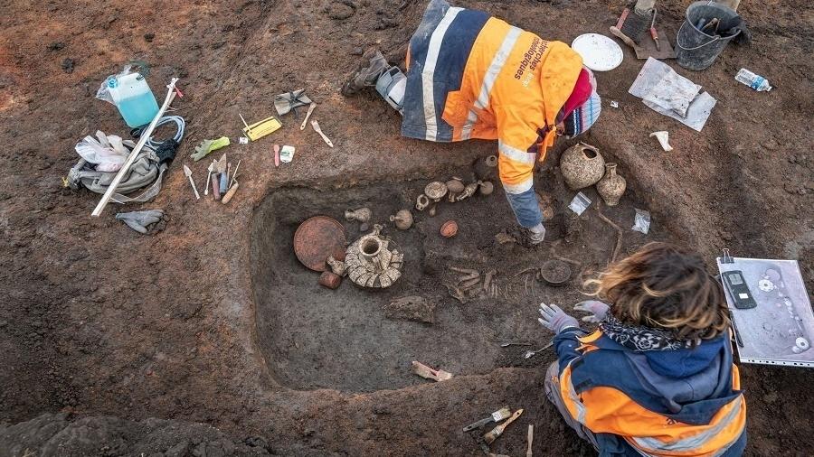 Os arqueólogos estão trabalhando na escavação da sepultura na beira das pistas do aeroporto, na França - Divulgação/Inrap/Denis Gliksman
