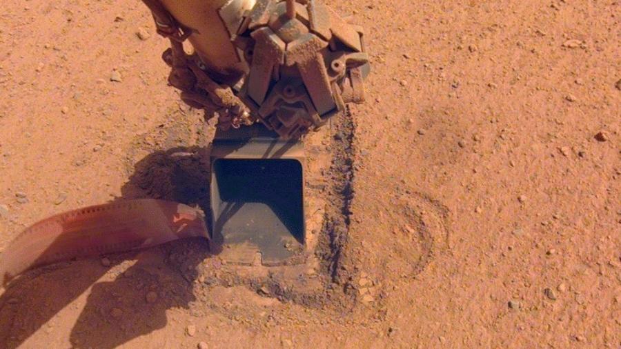 Desde o ano passado, a sonda mole tem tentado escavar a superfície do planeta para medir sua temperatura interna. No entanto, uma tendência inesperada da areia não dava fricção o suficiente para a operação - NASA/JPL-Caltech