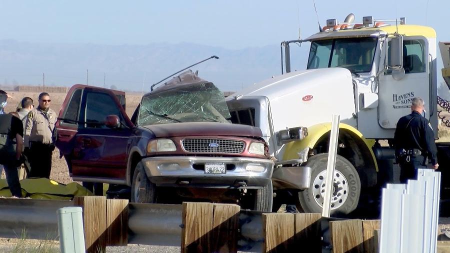 Pelos menos 15 pessoas morreram após uma SUV bater em um caminhão perto da fronteira dos EUA-México. O veículo transportava ilegalmente 27 pessoas - Reprodução/NBC/KYMA