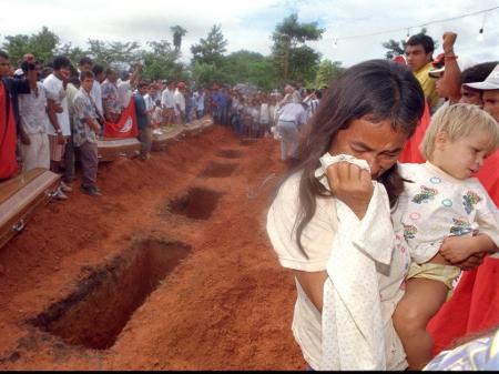 Andrelina Araújo e o filho Róbson no enterro das vítimas do massacre de Eldorado dos Carajás - Jorge Araújo/Folhapress - 20.abr.1996
