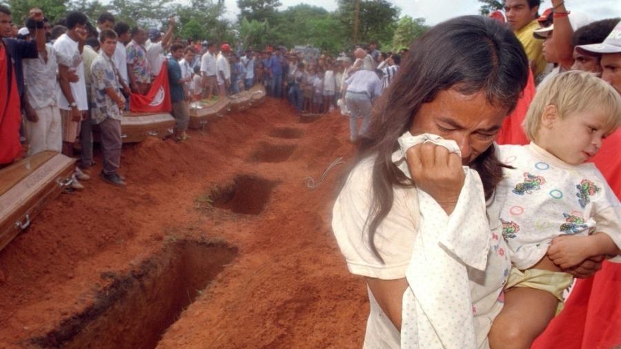 Andrelina Araújo e o filho Róbson no enterro das vítimas do massacre de Eldorado do Carajás - Jorge Araújo/Folhapress - 20.abr.1996