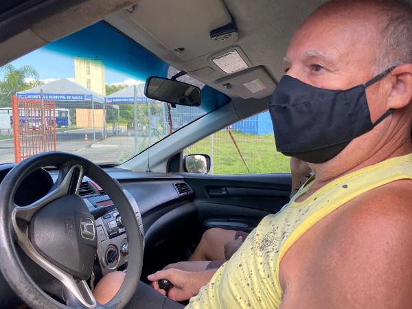 28.abr.2021 - José Manoel de Carvalho, de 67 anos, foi a um posto de vacinação em Nova Iguaçu (RJ) para buscar informações sobre a 2ª dose da vacina contra a covid-19 - Herculano Barreto Filho/UOL