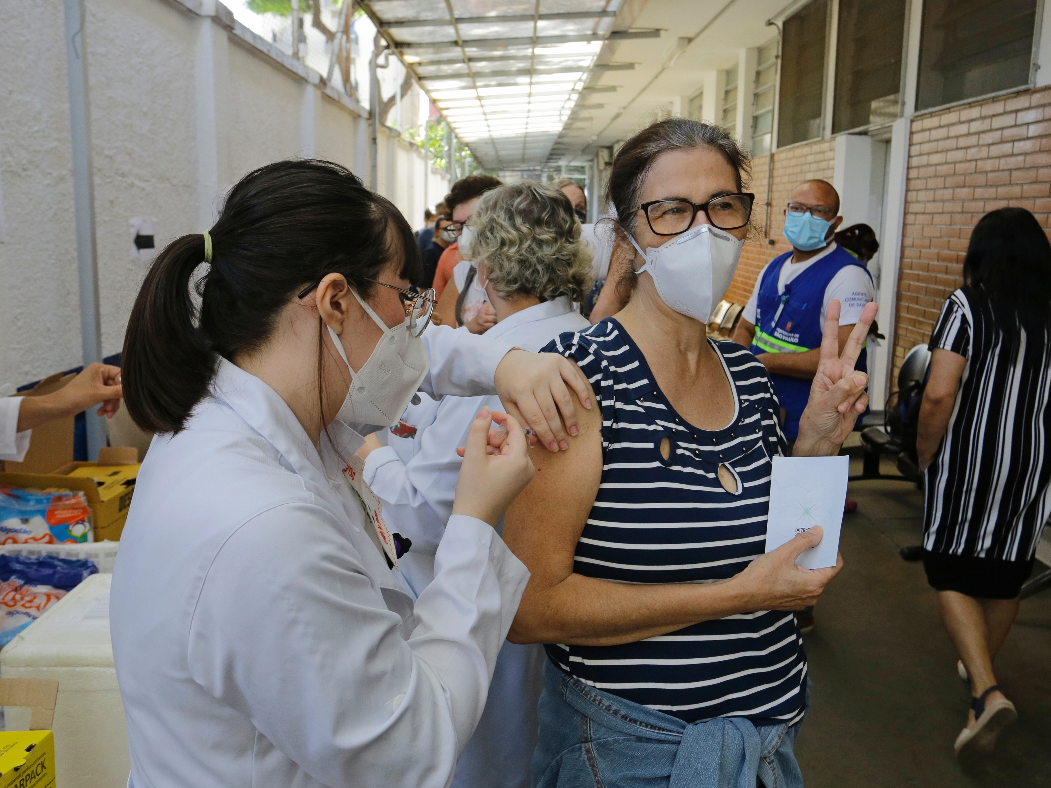 Enquanto São Paulo fica sem vacina, cidades vizinhas adiantam campanha