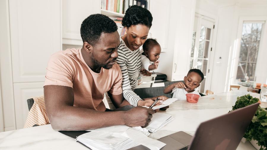 Um dos primeiros passos para ensinar educação financeira na família é estabelecer metas realistas - kate_sept2004/iStock