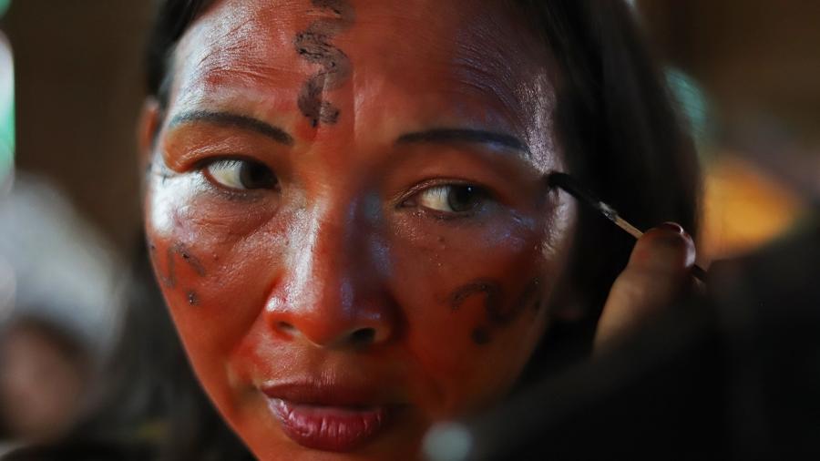 Penha Góes Figueiredo Yanomami passa no rosto a pintura vermelha feita de urucum - Paulo Desana/Mongabay