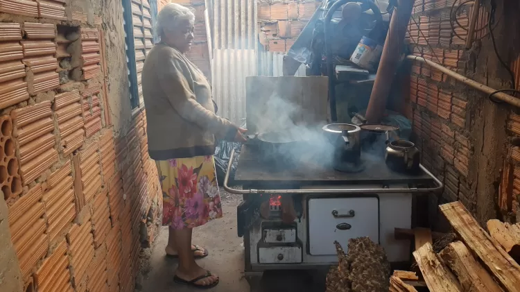 Antnia Rosa de Campos, 68, de Cuiab, assa at bolo no forno a lenha - Bruna Barbosa Pereira/UOL - Bruna Barbosa Pereira/UOL
