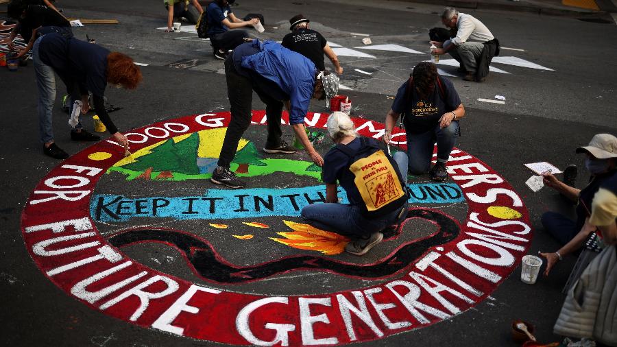 COP26 - Ativistas pintam mensagens contra a crise climática durante um protesto em frente á empresa de investimento BlackRock, em São Francisco, nos EUA - Carlos Barria/Reuters