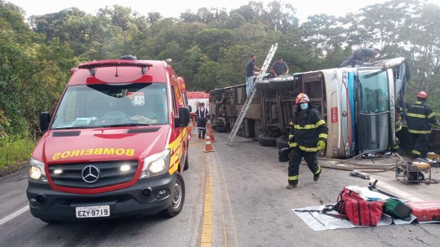 Equipes de resgate do Corpo de Bombeiros atuam em resgate de vítimas de acidente com ônibus na Rodovia Oswaldo Cruz.  - Reprodução/DER/Twitter
