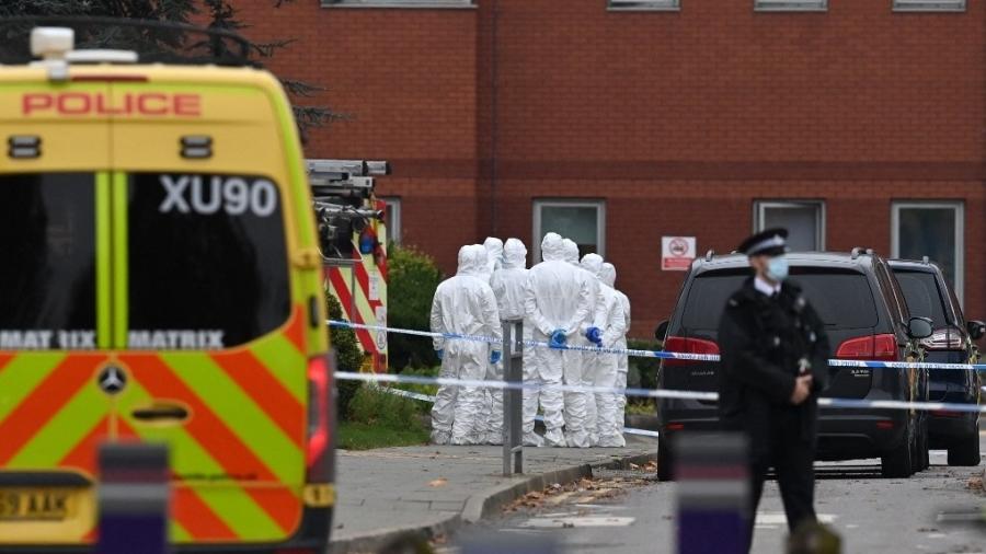 15/11/2021 - Policiais forenses avaliam local onde houve explosão em frente ao Hospital da Mulher em Liverpool - Paul Ellis/AFP