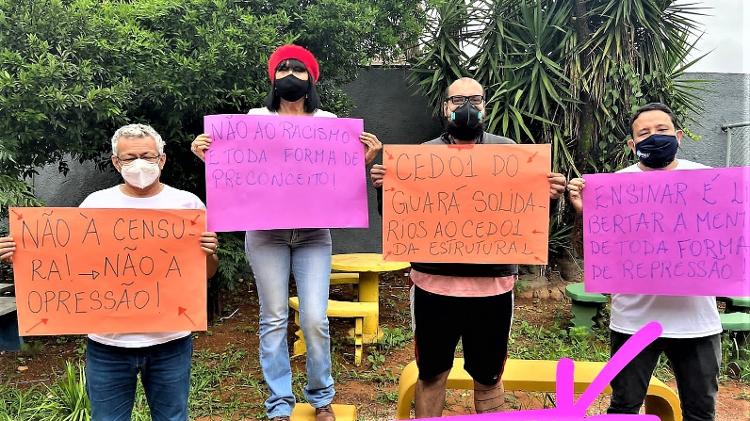 Professores da escola CED 01 da Cidade Estrutural exibem cartazes em protesto contra pressões à direção da escola por causa de um mural com charges sobre o Dia da Consciência Negra - Álbum pessoal - Álbum pessoal