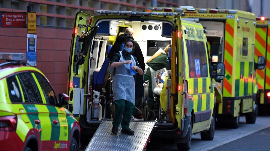 7.jan.2022 - Paramédicos trabalham dentro de uma ambulância estacionada em frente ao Royal London Hospital, no leste de Londres - Daniel Leal/AFP