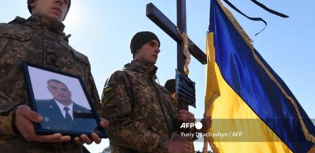 17.mar.2022- Militares comparecem ao funeral do major Ivan Skrypnyk, morto durante a guerra, no cemitério de Lychakiv, na cidade ucraniana ocidental de Lviv.