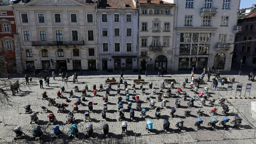 Protesto contra morte de crianças em Lviv, na Ucrânia - REUTERS/Roman Baluk