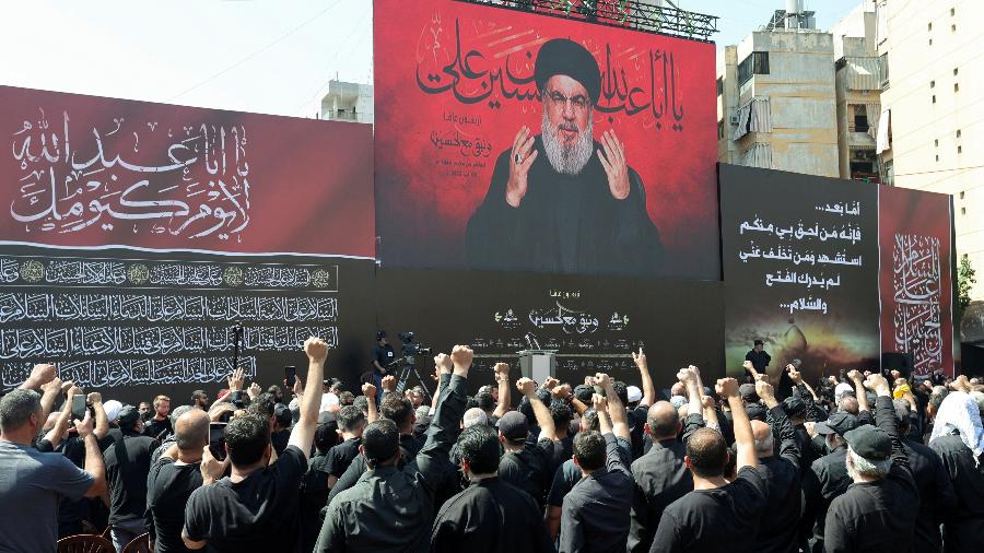 O líder do Hezbollah, Sayyed Hassan Nasrallah, faz discurso a seus apoiadores durante uma procissão religiosa Beirute, no Líbano - REUTERS/Aziz Taher