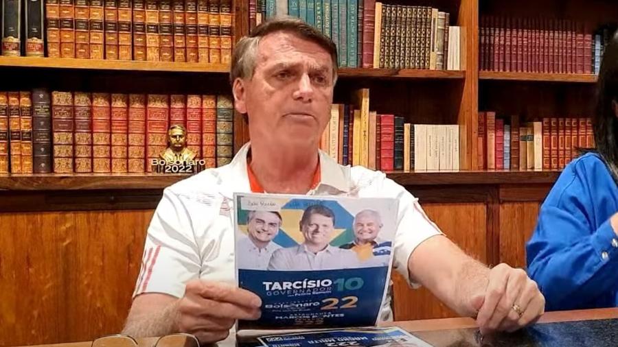Presidente Jair Bolsonaro, em live semanal no dia 22 de setembro, exibiu "santinhos" eleitorais de aliados políticos e fez campanha para si próprio - Reprodução/Youtube Jair Bolsonaro