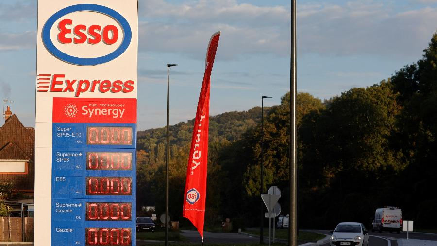 12.out.2022 - O logotipo da empresa de petróleo e gás Esso é visto em um posto de gasolina fechado em Port-Jerome-sur-Seine, na França. - REUTERS/Pascal Rossignol
