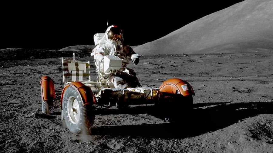 Astronauta Eugene Cernan e Lunar Roving Vehicle Apollo 17 em 11 de dezembro de 1972 - Nasa