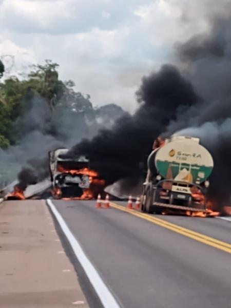 Testemunhas registram dois caminhões incendiados em meio a atos golpistas na BR-163, em Mato Grosso - Reprodução