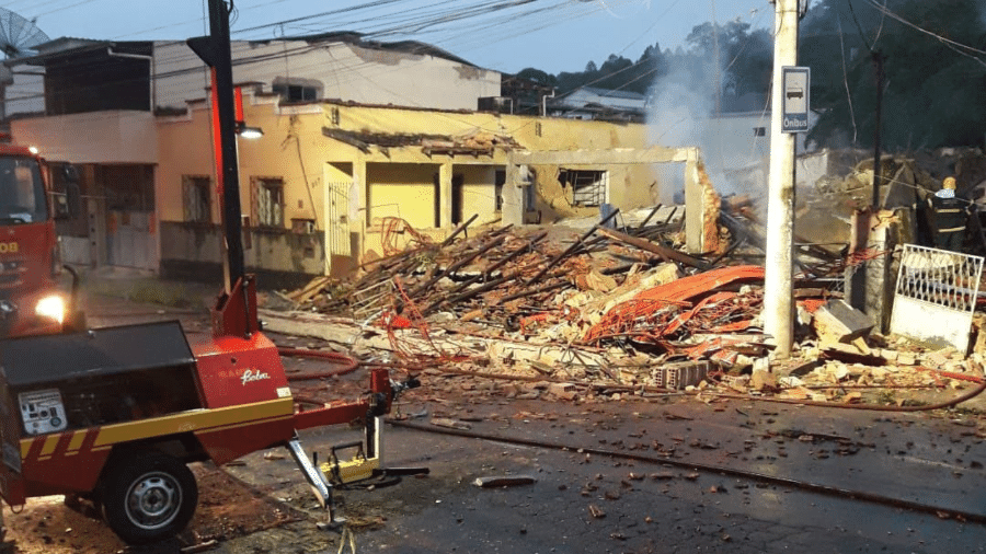 Dois imóveis ficaram completamente destruídos após explosão; um dos imóveis estava vazio e à venda - Divulgação/CBMMG