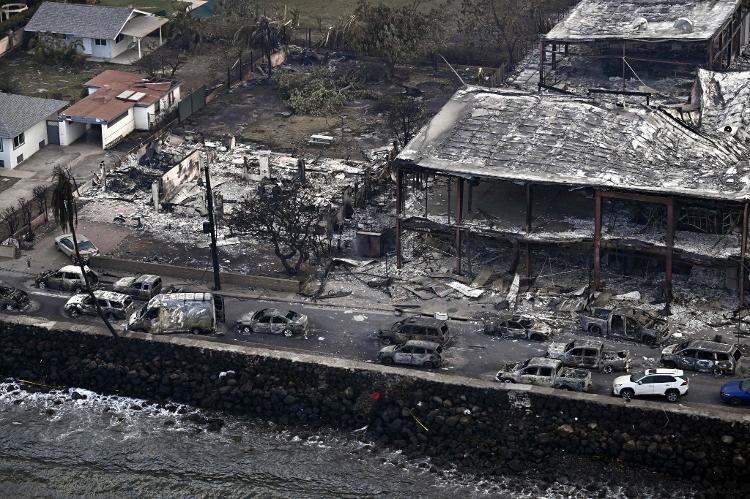 Uma imagem aérea tirada no dia 10 mostra casas, carros e edifícios destruídos e queimados em Lahaina após incêndios florestais no oeste de Maui, Havaí