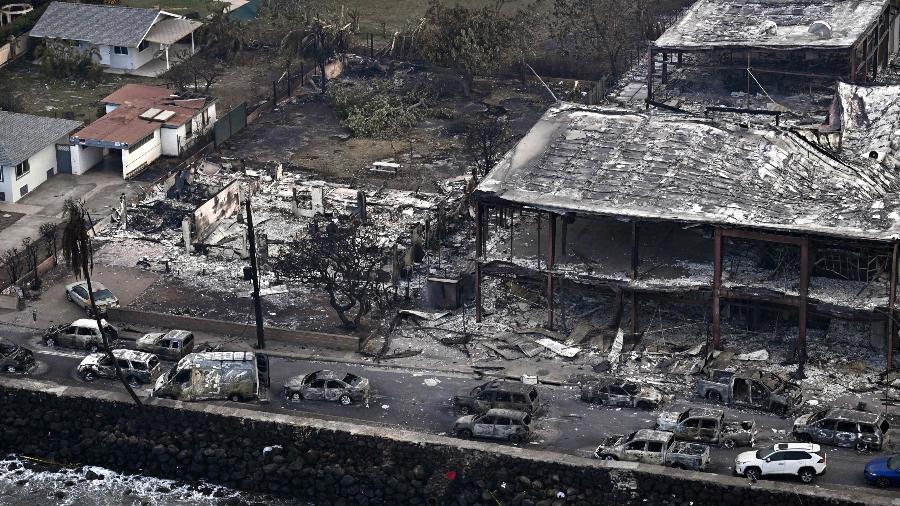 Uma imagem aérea tirada mostra casas, carros e edifícios destruídos e queimados em Lahaina após incêndios florestais no oeste de Maui, Havaí