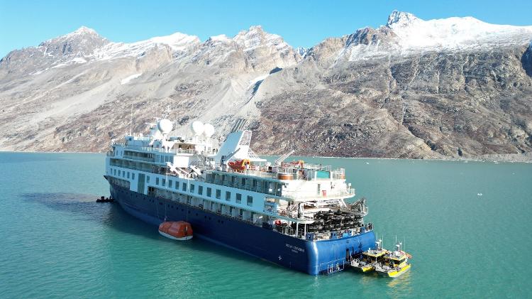 Cruzeiro Ocean Explorer ficou encalhado na Groenlândia com 206 passageiros a bordo; barco pesqueiro ajudou a "desatolar" embarcação
