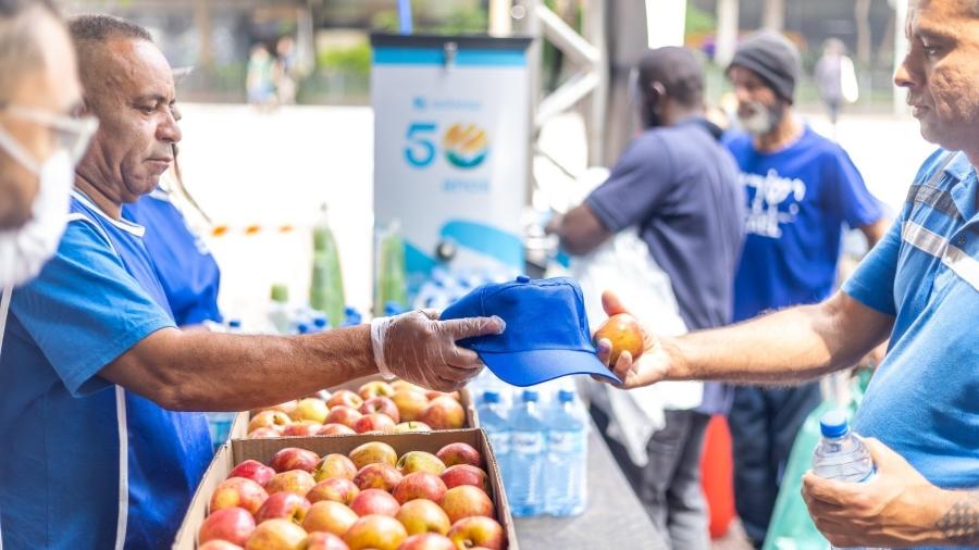 Tenda da Operação Altas Temperaturas disponibiliza água, frutas e bonés em São Paulo