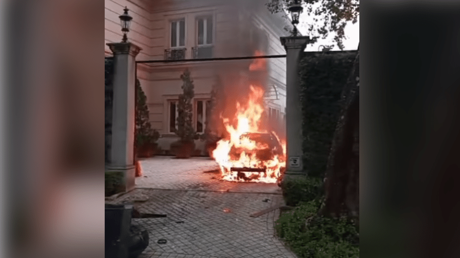 O terceiro suspeito tentou fugir em um veículo, mas o carro pegou fogo e ele morreu carbonizado