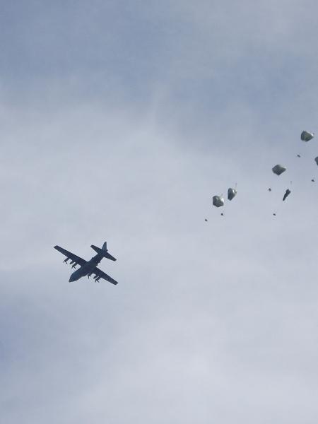 01.mar.24 - Um avião lança ajuda sobre Gaza, em meio ao conflito em curso entre Israel e o Hamas, na cidade de Gaza - Kosay Al Nemer/REUTERS