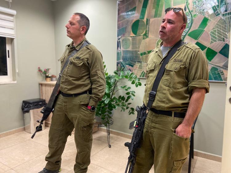 Soldados Udi Avni (à dir.) e Yftach dahadi (à esq.) fazem a segurança do kibutz Kfar Blum