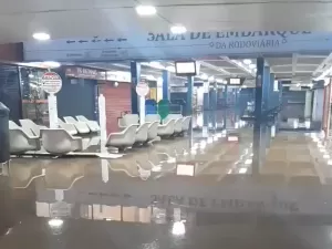 Chuva no RS: água invade rodoviária de Porto Alegre e deixa lojas inundadas