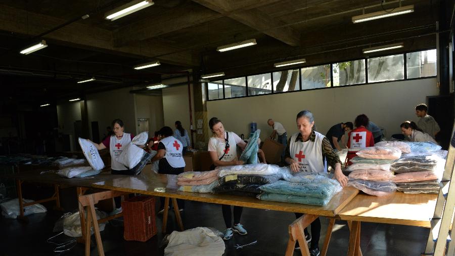 Voluntárias separam roupas em Caxias do Sul 