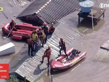 Cavalo é resgatado de telhado em bote dos bombeiros no Rio Grande do Sul