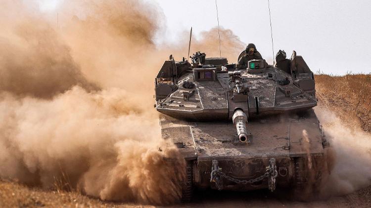 Um tanque de guerra do exército israelense se move perto da fronteira com a Faixa de Gaza