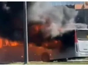 Ônibus é incendiado na avenida Brasil após mortes em ação policial no Rio