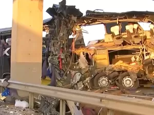 Acidente com ônibus deixa ao menos 10 mortos em SP; grupo ia para Aparecida